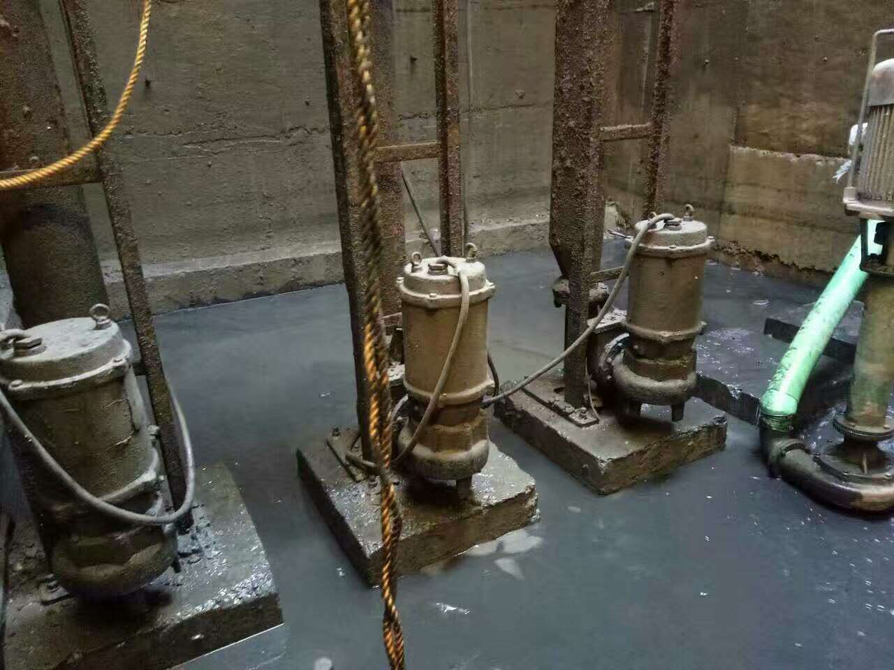 弓长岭污水池清理