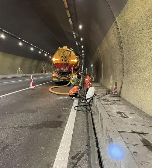 弓长岭隧道排水渠清淤